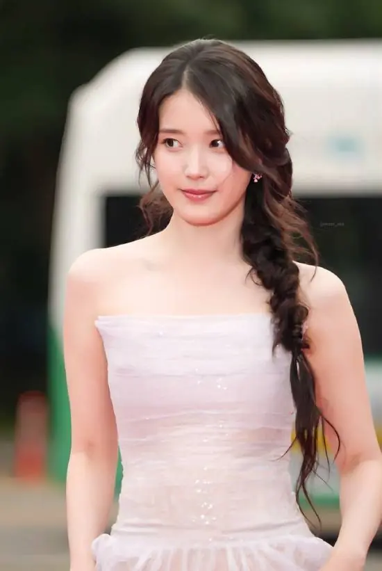 李钟硕与IU互动瞬间