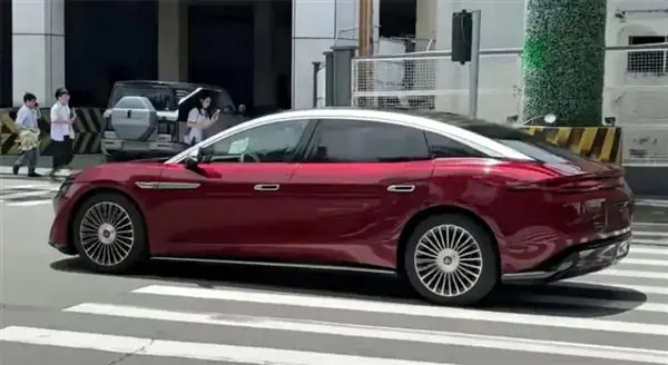 王朝网旗舰轿车！比亚迪大汉中国红实车图流出：双色车漆+多辐轮圈