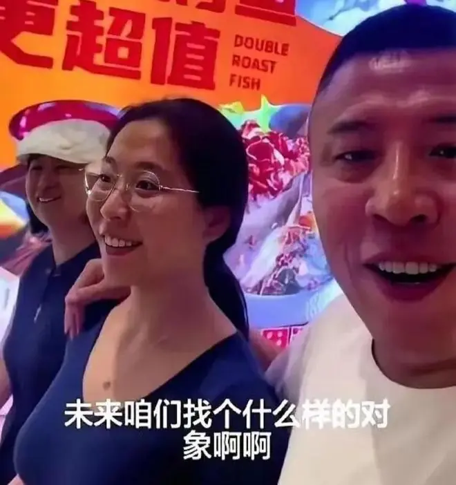 虚荣的父亲坑了女儿！家长炫耀海归女儿，“重金打造”四字被群嘲