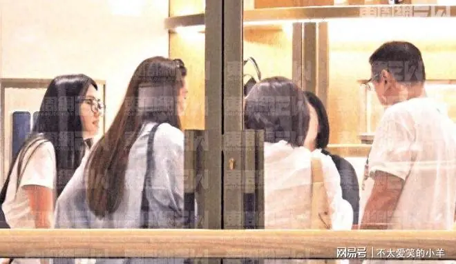马国明汤洛雯现身金钟，身形变化引猜测，家人举动透露端倪