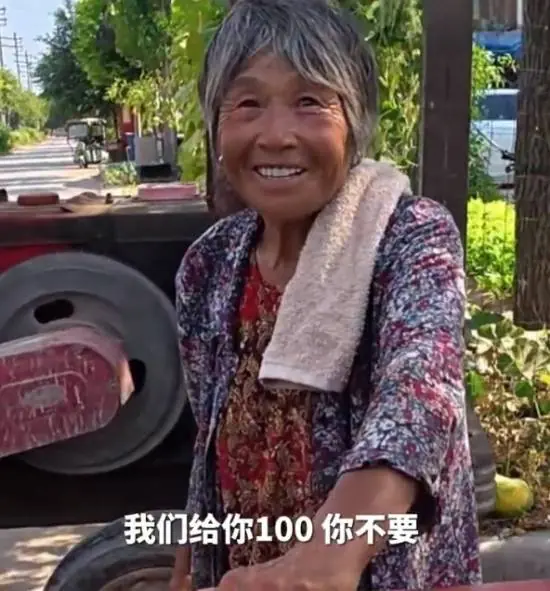 老人整车西瓜卖70元 男子想给百元被婉拒：都不容易