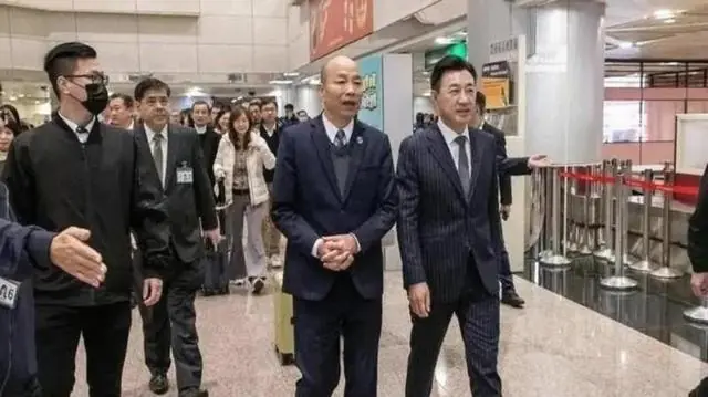 27日深夜桃园机场，韩国瑜返台，蓝营干将列队迎接，高喊四大目标全部达成