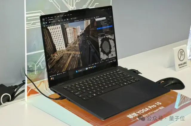 老黄RTX Spark真机现身Bilibili World！CPU和GPU直接焊在一起，笔记本跑120B大模型