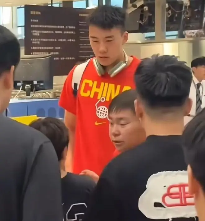 神秘微笑惹怒主教练，王俊杰遭李梦式打压，下阶段男篮或无其位置