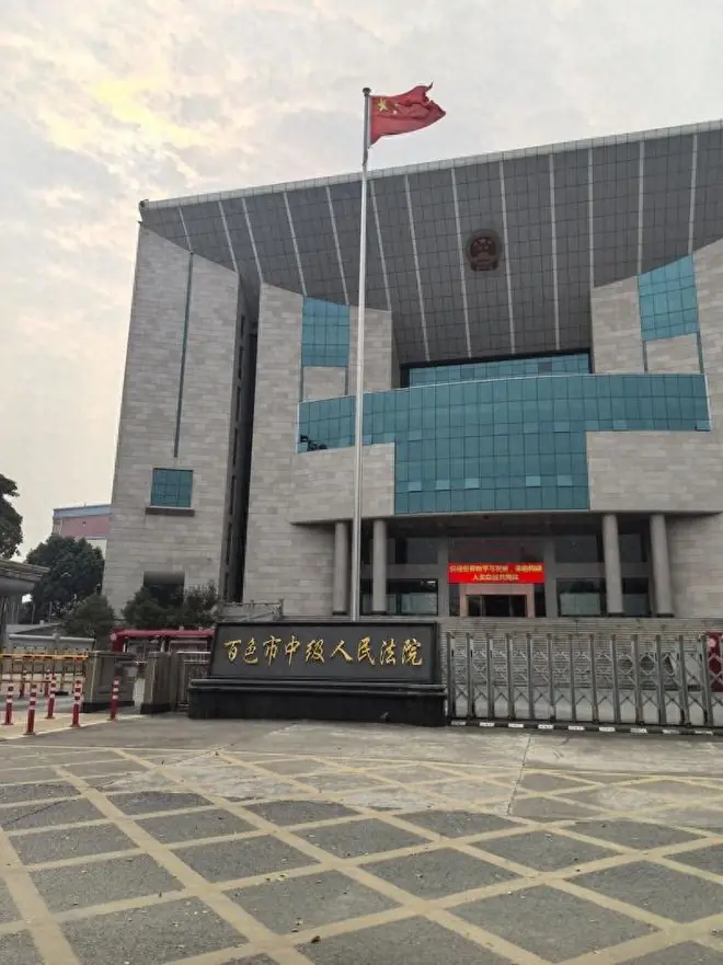 学生早恋，被老师公开批评跳楼身亡，法院的判决学校担责10%