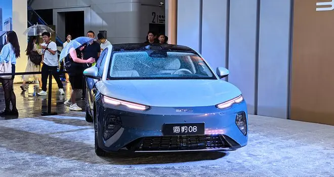比亚迪海洋旗舰家轿19.69万起开卖！云辇-A、后轮转向、天神之眼B全上车