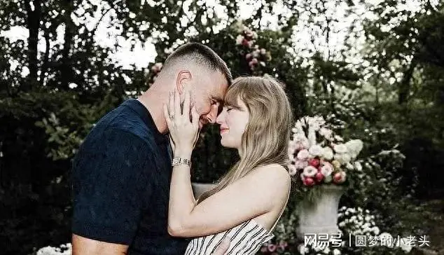 科比妻女出席霉霉婚礼，瓦妮莎穿心形领鱼骨抹胸大秀好身材，惹眼