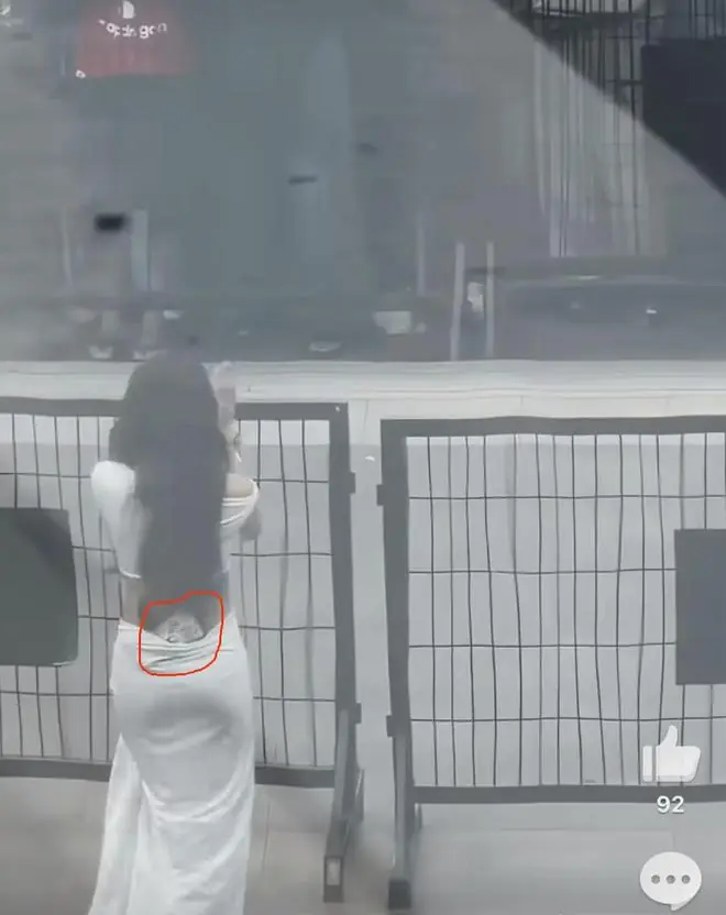 Lisa把手机藏在礼服后腰，粉丝夸赞Lisa的腰细，只比手机宽一点点