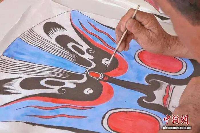 从深山土坯房到戈壁新家园：一本脸谱画册见证移民幸福变迁