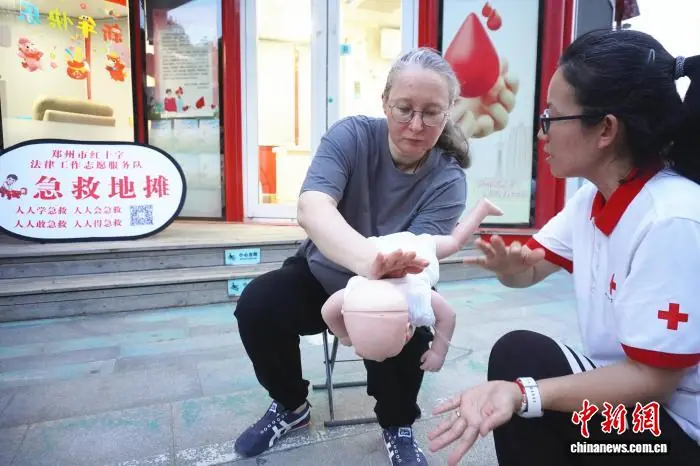 白俄罗斯外教郑州街头学急救：这座城市让我有安全感