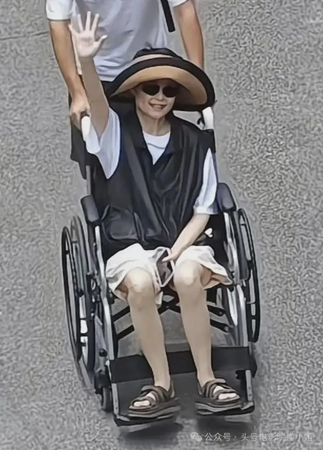 53岁袁立坐轮椅回归！重病手术后暴瘦，九死一生，狠打造谣者的脸