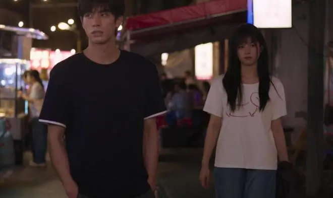 26岁张婧仪演高中生,啃面包装穷人,《野狗骨头》给我看笑了