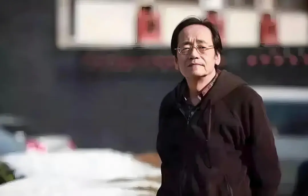 中医倪海厦：人可以节约，可以不买衣服，甚至吃差点，不修边幅都可以，但一定要出门，不要将自己困在家里，只有在外面......