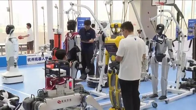 国内首个机器人学校开学，30台“学生”将接受系统化职业技能培训