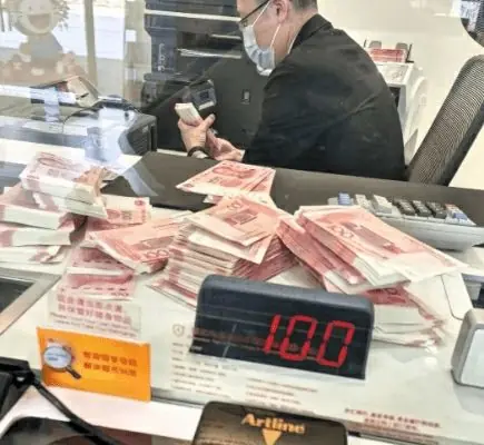重庆一银行副行长借朋友名义贷款470万元，400万元自用，70万元给朋友用；法院：犯挪用公款罪，受贿、非法经营同类营业罪，判刑16年