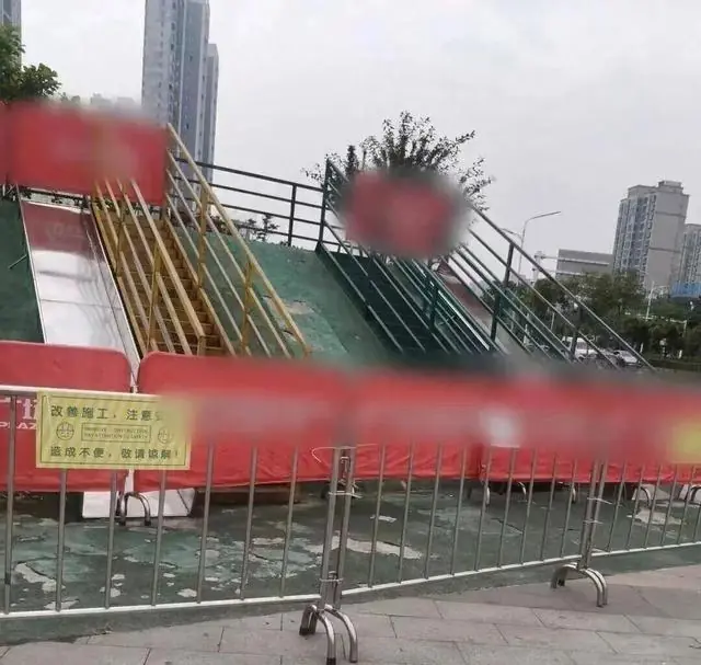 “爸爸我的手指没了”，2岁女童坐滑梯夹断小拇指，辗转三地连夜接指；父亲：娃现在怕人看见，出门要包着手；滑梯焊接处存缝隙，商场回应