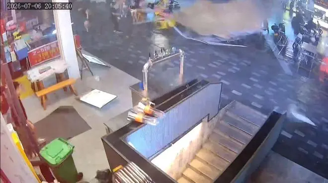 湖北黄冈一商铺监控记录下龙卷风瞬间，商户：就几分钟威力太大了，女客人被风刮倒受伤