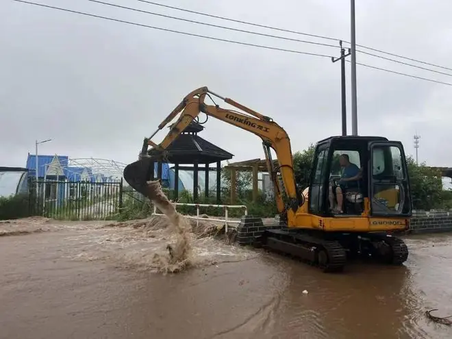 深夜雨一直下，北京平谷一村书记果断决定调钩机、连夜“拆坝墙”，防止了整个村子被淹