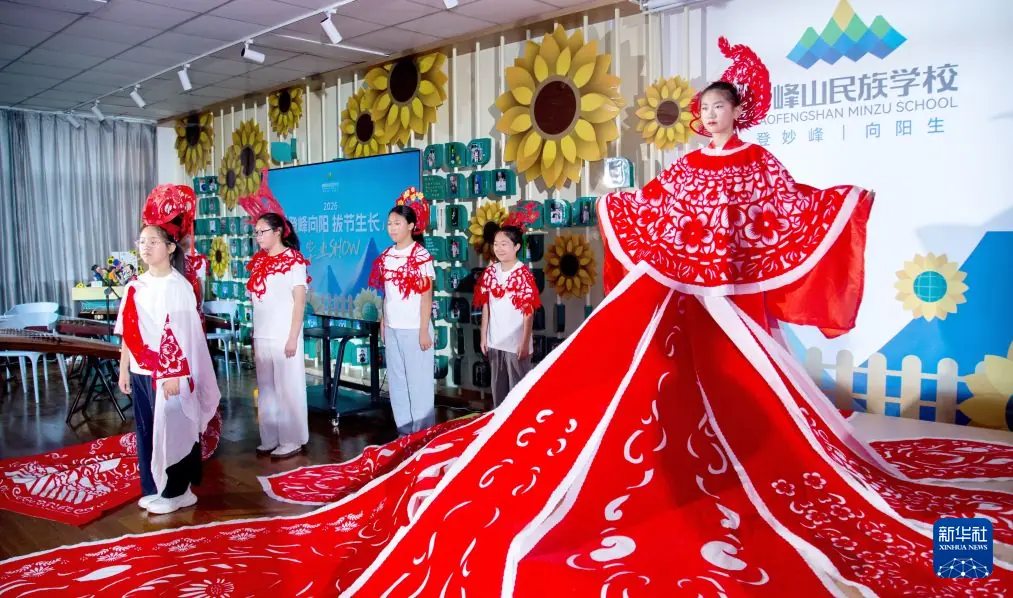 赖东丽：巧手剪出民族风
