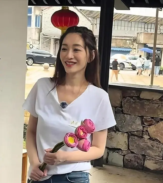 “生图王者”李小冉又被偶遇，真人好清秀，哪像50岁的？