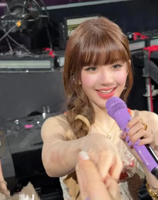 赵露思澳门演唱会生图，穿短裤露屁股蛋子，齐刘海造型撞脸Lisa