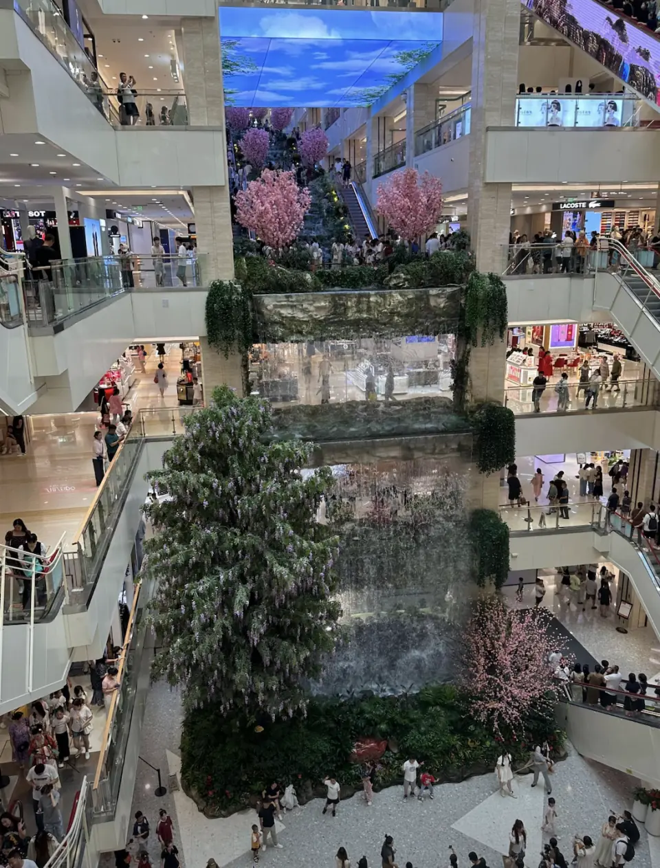 西安赛格坠亡商户生前好友：他曾变卖门店发工资，几年前已有抑郁倾向