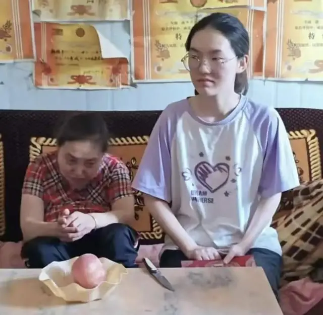 从699分到爱心接力：少年向上 社会向善丨中听
