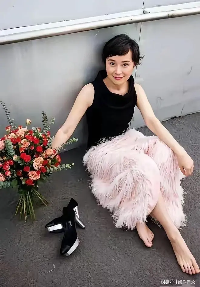 吴越玉足也好看了，老话说看脚识美人果然不假