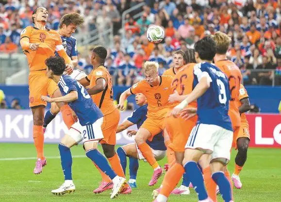 荷兰球迷赛后表态，上诉 FIFA 重返 16 强，我们输给了裁判