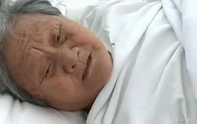 75岁老太摔断腿，伙同儿子讹诈好心公交司机，监控铁证下死不认账