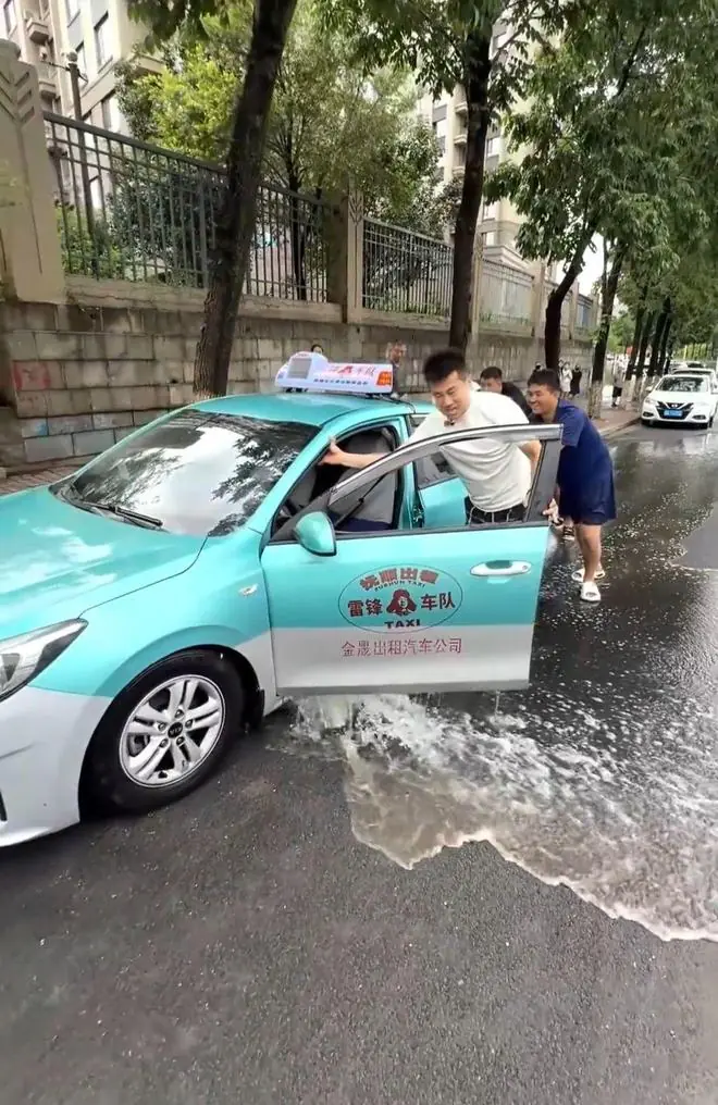 降雨强度超历史极值，辽宁抚顺遭特大暴雨3596人紧急转移，不少车辆被淹，男子和朋友驾越野车4小时救出8辆车