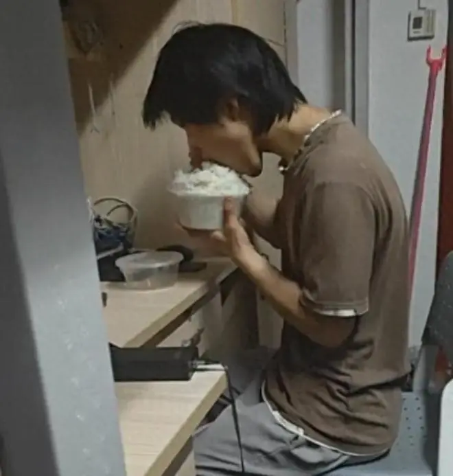 男大体育生只吃白米饭，被发网上，妈妈哭着说：我儿子一个月600