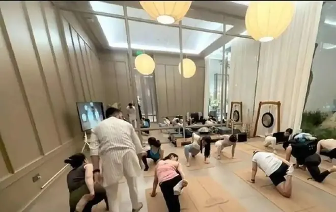 郑州印度教练偷拍牟利事件后续！6个中国丈夫大闹瑜伽馆，毁了6个普通家庭