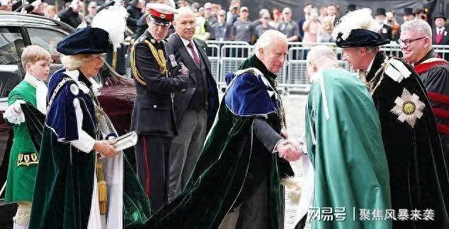 在哈里即将返回英国之际，英国国王与王室成员举行罕见的“家宴”