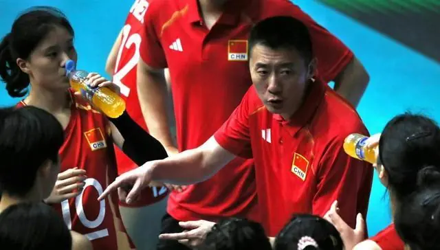 3-0！就在刚刚，中国女排提前出线，大胜对手43分，前国家队队员之女表现欠佳