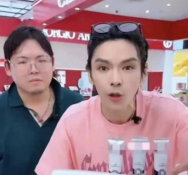 向佐带向佑直播带货狂揽1500万 社恐弟汗湿衣衫 真亲情还是消费剧本