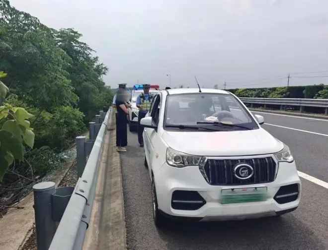 高速超车道惊现低速“老头乐”：跟随前车从ETC通道驶入，被依法处理