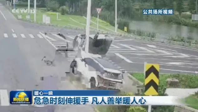 事故车辆落水，渔船突发大火，危急时刻他们冲了上去！