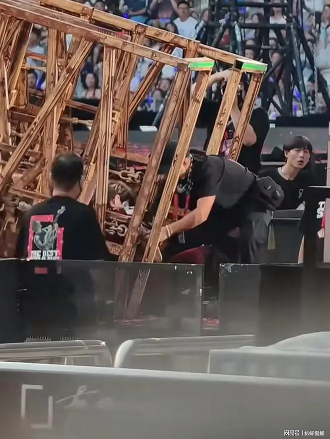 王力宏演唱会摔倒受伤，耳朵伤口好深，整个头狠狠砸向楼梯钢板上