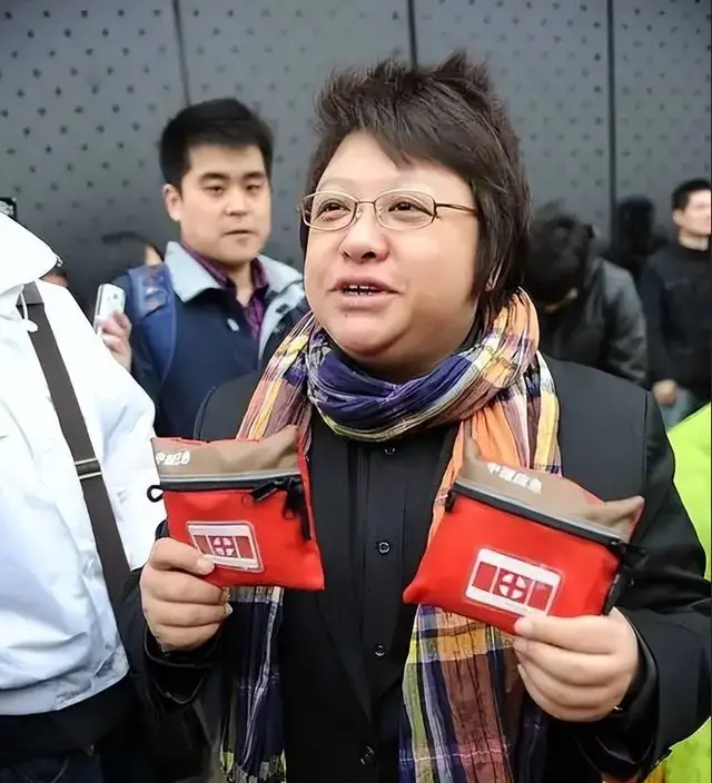 韩红基金会开销曝光！一年房租220万，80人团队年耗1200万，真的合理吗？