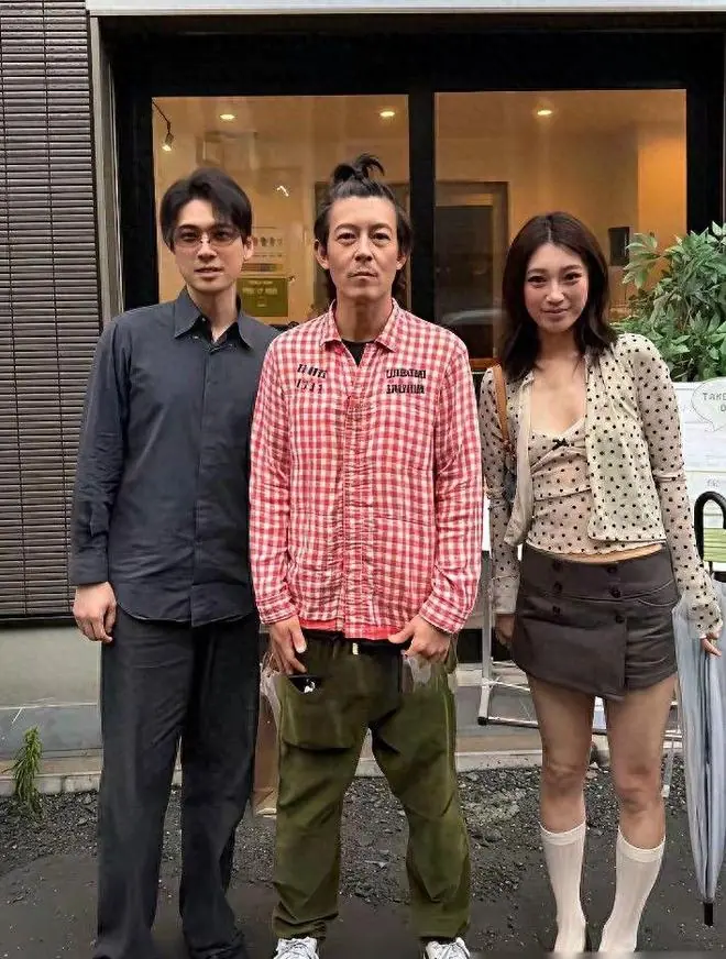 名气不输刘德华，如今瘦成皮包骨，全家定居日本，卖衣服财富自由