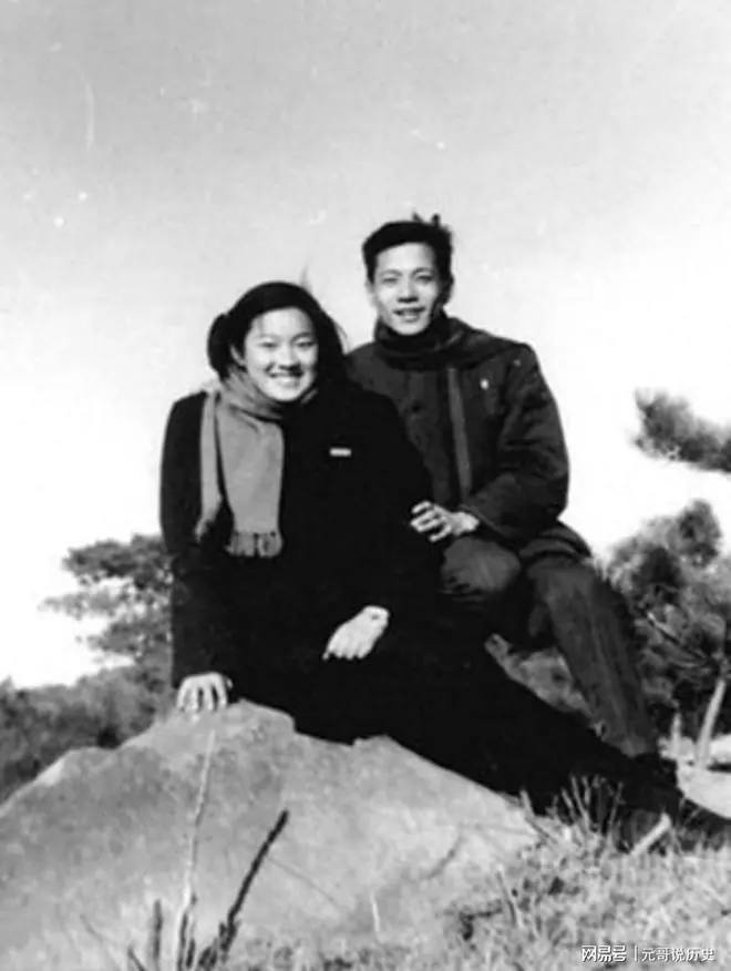 章含之有多美？1956年和男友洪君彦在北京的留影，21岁她气质不凡