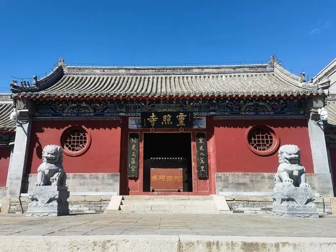 云南一位方丈不幸去世，整理遗物时发现其银行卡里有528万元存款，方丈的女儿提出要继承这笔遗产，寺庙方面则表示：这笔钱应归寺庙所有
