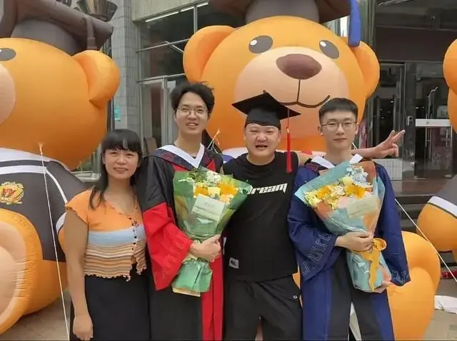 老板娘晒出毕业合照