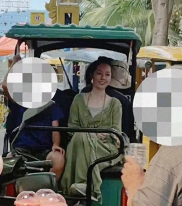 44岁郭碧婷在西双版纳被偶遇，穿绿色连衣裙，身材胖长相好普通