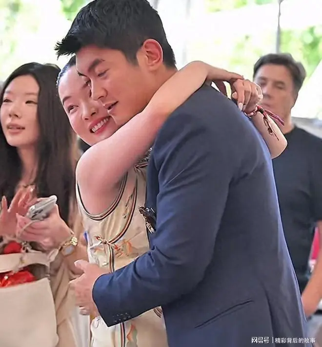 霍思燕夺冠扑向杜江拥抱，他下意识后撤半步，肢体藏不住婚姻真相