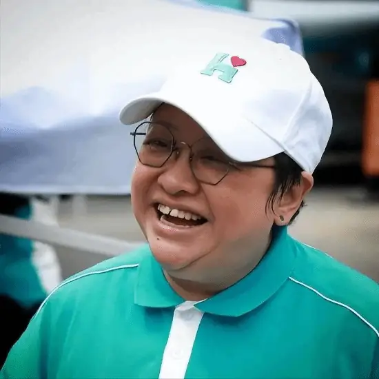 因走个面被质疑道德绑架！韩红基金会再回应买苹果万元电脑、相机等：始终严守底线