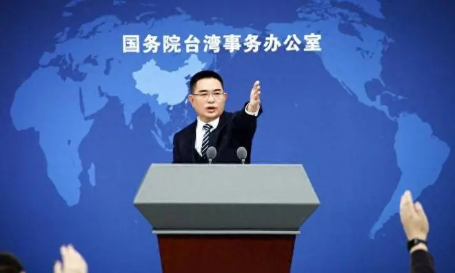 国台办统一话音刚落，郑丽文当场亮出徽章：台湾的未来只能在大陆