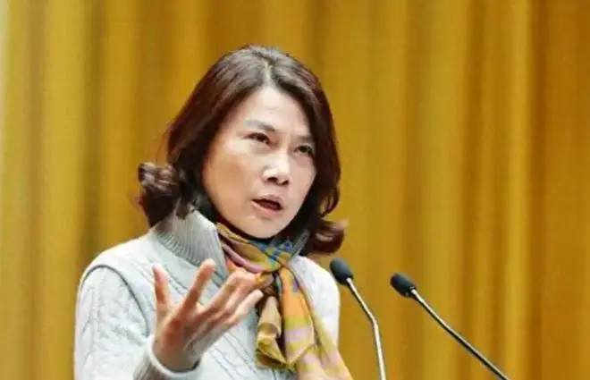 官媒发文！董明珠在欧洲发了笔横财，她让雷军和整个商界沉默了