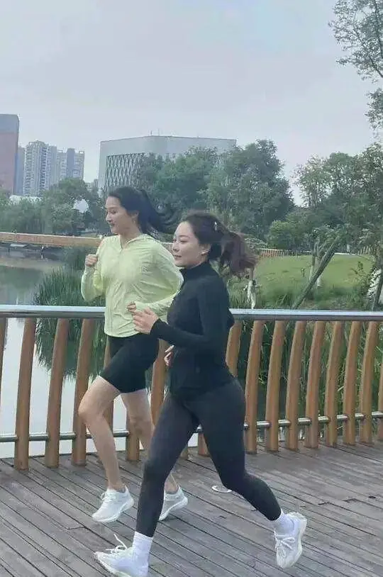 被关晓彤公园晨跑的身材惊艳到了！